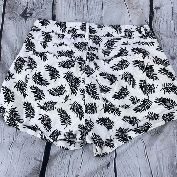 𝅺h&m Leafy Print Short Shorts - Picture 8 of 12